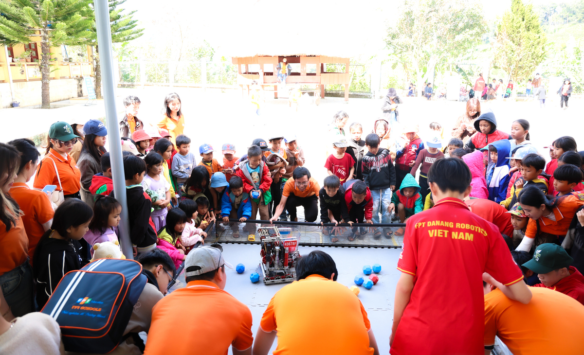 <p class="Normal"> Điểm nhấn đặc biệt của chương trình năm nay là sự đồng hành của đội robotics nhà F. Các bạn đã trực tiếp mang sân robot đến trường, lắp đặt từng chi tiết và chuẩn bị cho những trải nghiệm công nghệ đầu tiên của các em nhỏ vùng cao.</p>