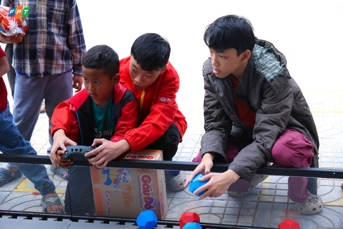 <p class="Normal"> Lần đầu tiên được chạm tay điều khiển robot, nhiều em nhỏ không giấu được sự tò mò và thích thú. Dưới sự hướng dẫn tận tình của các anh chị đội bobotics, công nghệ trở nên gần gũi hơn, gieo những hạt mầm đầu tiên cho ước mơ và sự sáng tạo.</p>