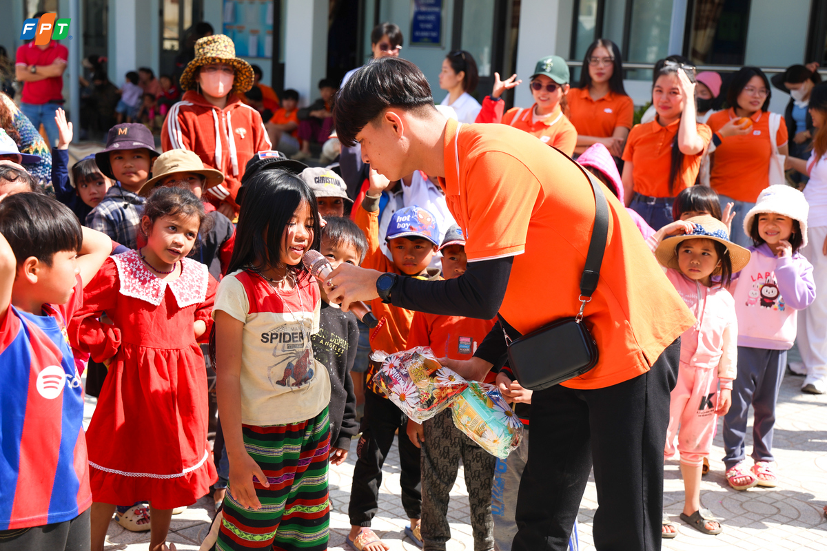 <p class="Normal"> Song song với các hoạt động trải nghiệm, chương trình đã trao tặng nhiều phần quà thiết thực với tổng giá trị ước tính hơn 250 triệu đồng, gồm tủ lạnh, máy giặt, đàn Organ, thiết bị điện, đèn năng lượng mặt trời, kệ sách, đồ dùng học tập và nhu yếu phẩm.</p>