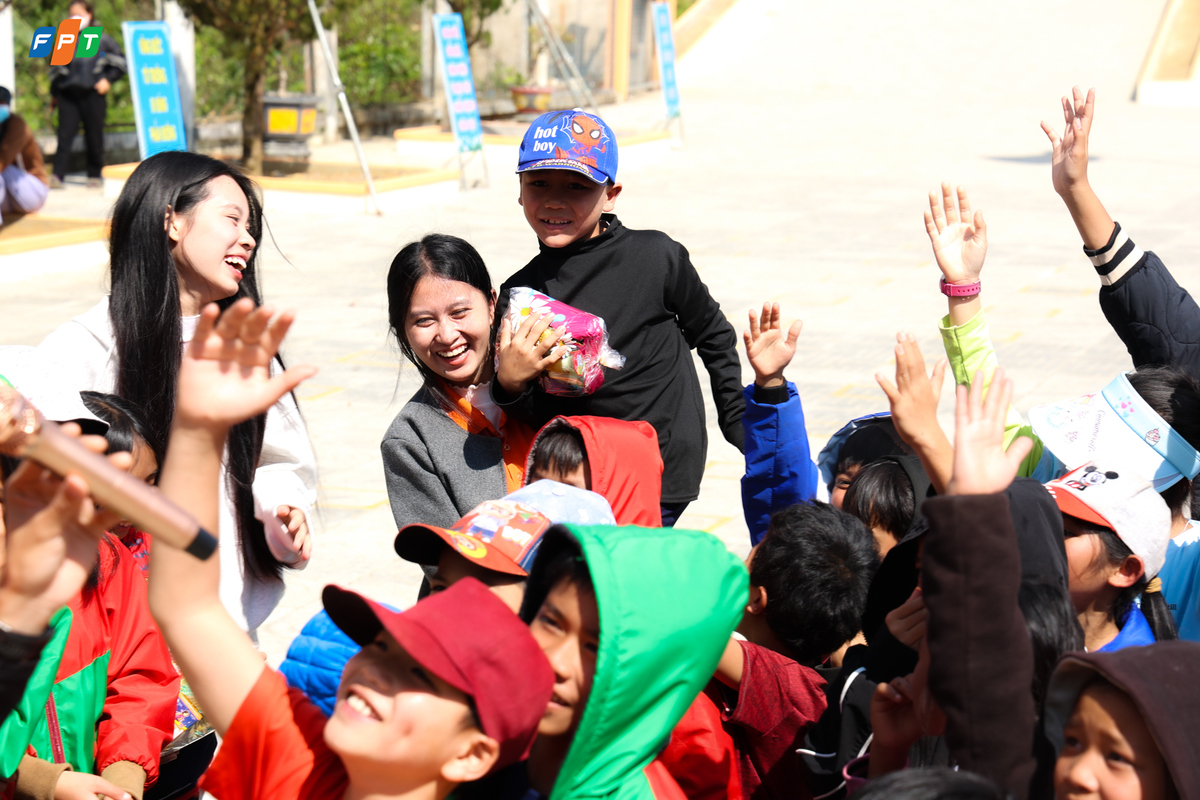 <p class="Normal"> Những phần quà Tết được trao tận tay các em học sinh không chỉ giúp cải thiện điều kiện sinh hoạt, học tập, mà còn mang đến cảm giác được quan tâm, sẻ chia - điều đặc biệt ý nghĩa với các em nhỏ nơi vùng cao còn nhiều thiếu thốn.</p>