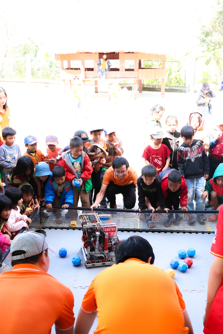 Sân chơi robotics nhà FPT lần đầu đến với học sinh vùng cao