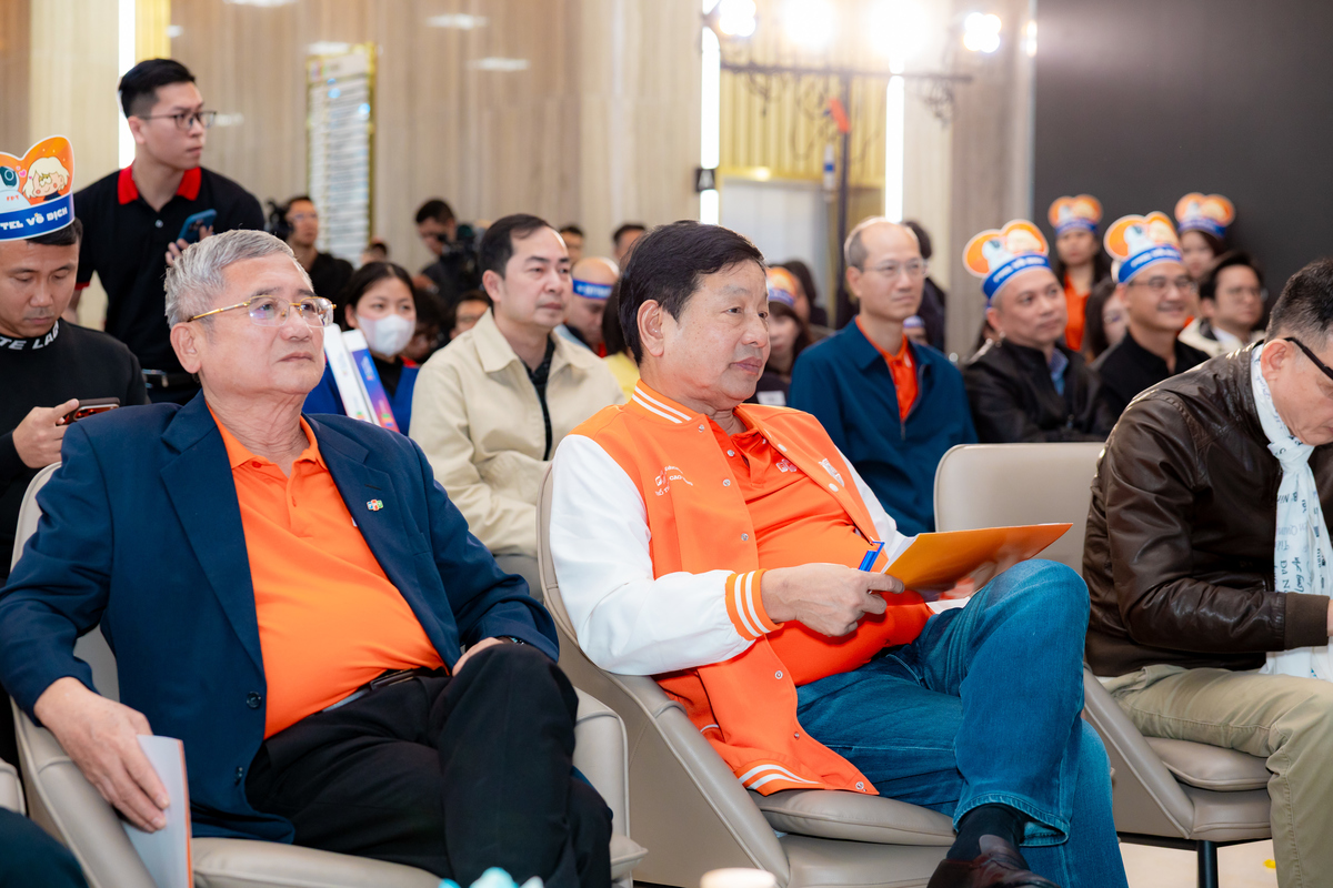 <p class="Normal"> Đến tham dự từ sớm, dàn lãnh đạo cấp cao Tập đoàn, đồng thời cũng là các thành viên Hội đồng giám khảo có sự góp mặt Chủ tịch Trương Gia Bình, Phó Chủ tịch Bùi Quang Ngọc, Thành viên HĐQT kiêm Chủ tịch Ủy ban Nhân sự và Lương thưởng Đỗ Cao Bảo, Tổng Giám đốc Nguyễn Văn Khoa, Phó Tổng Giám đốc Nguyễn Thế Phương và Giám đốc Công nghệ Vũ Anh Tú. Điều này thể hiện sự quan tâm đặc biệt của FPT dành cho sân chơi sáng tạo lớn nhất Tập đoàn.</p>