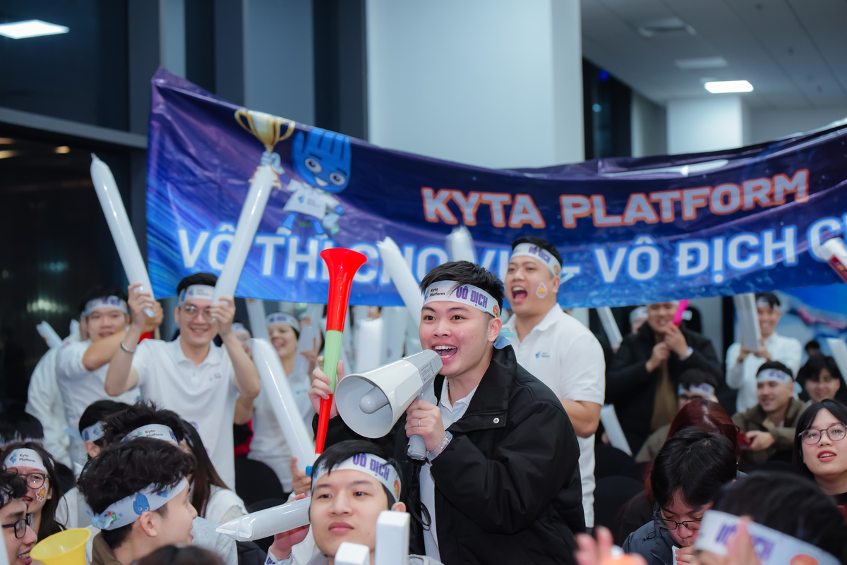 <p class="Normal"> Chiều 22/1, tại FPT Tower &lpar;Hà Nội&rpar;, hàng trăm cổ đông viên của 6 đội lọt vào vòng Chung kết iKhiến 2025 với cờ quạt, đồ cổ vũ… đã đến từ sớm, sẵn sàng truyền lửa cho đội nhà.</p>