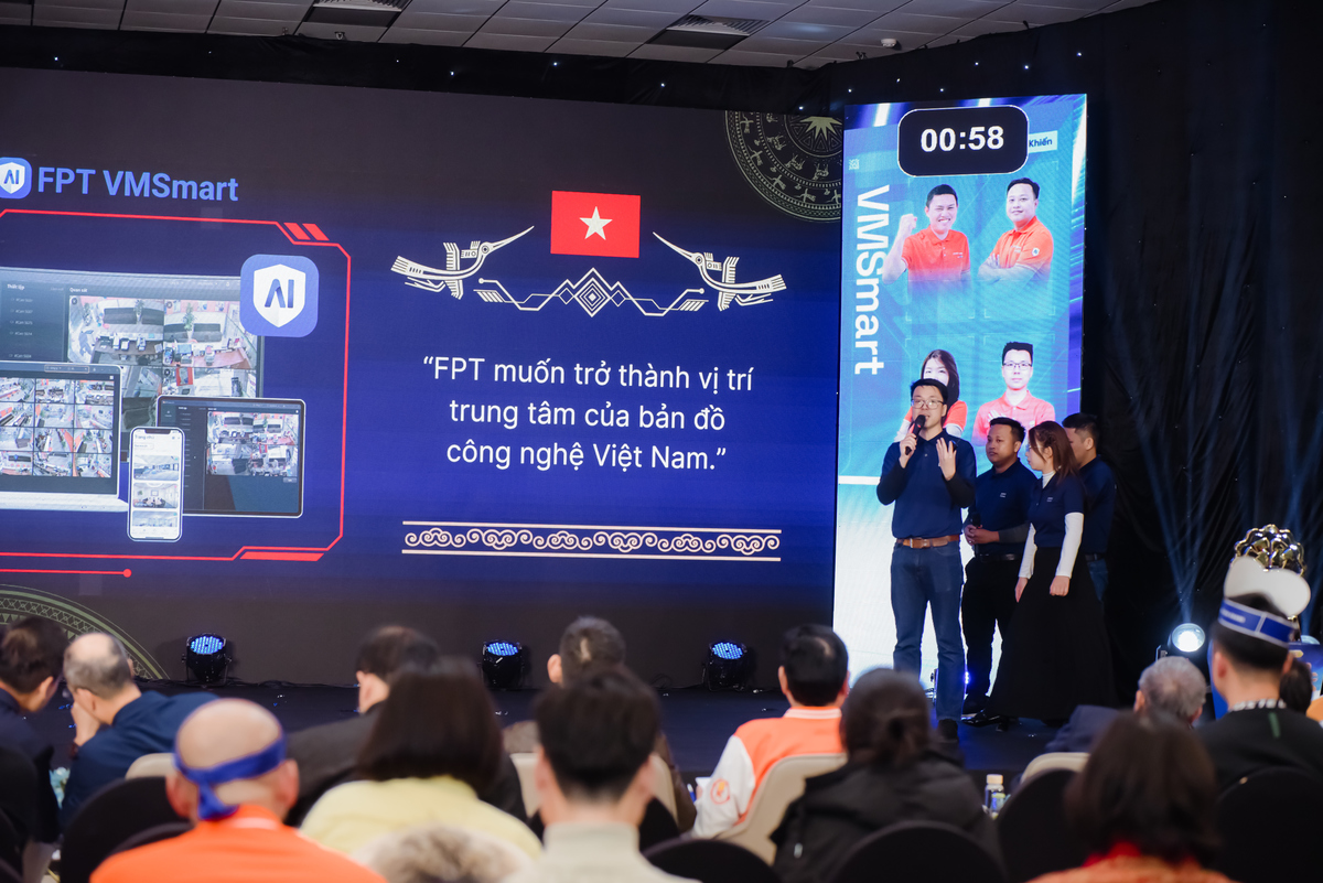 <p class="Normal"> Sáng kiến “FPT VMSmart” gây ấn tượng với slide trình bày chuyên nghiệp, cùng các số liệu minh chứng rõ ràng thể hiện hiệu quả kinh doanh trong thực tế. Team tự tin “FPT VMSmart” đang và sẽ góp phần giúp FPT trở thành trung tâm bản đồ công nghệ Việt Nam.</p>