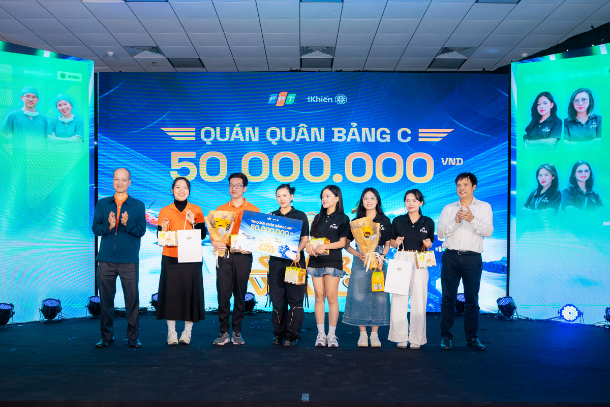 <p class="Normal"> Giây phút quan trọng của vòng Chung kết khi các nhà Quán quân 3 bảng được xướng tên. Tại bảng Văn hoá, bất ngờ đã xảy ra khi sáng kiến “Tạo lập content từ cộng đồng” của nhà Giáo dục và sáng kiến “FRT iReview” của nhà Bán lẻ đã cùng giành giải Quán quân và nhận được 50 triệu đồng cho mỗi đội.</p>