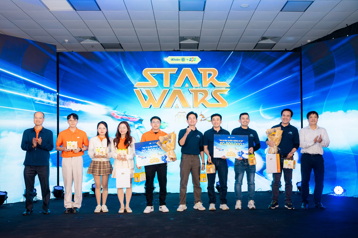 <p class="Normal"> Tại bảng Công cụ, quy trình, SkyTrans đến từ nhà Phần mềm đã vượt qua Nhà của Chang đến từ nhà Viễn thông để lên ngôi Quán quân, qua đó nhận giải thưởng 50 triệu đồng từ Ban tổ chức. Á quân thuộc về “Nhà của Chang” với giải thưởng 20 triệu đồng.</p>