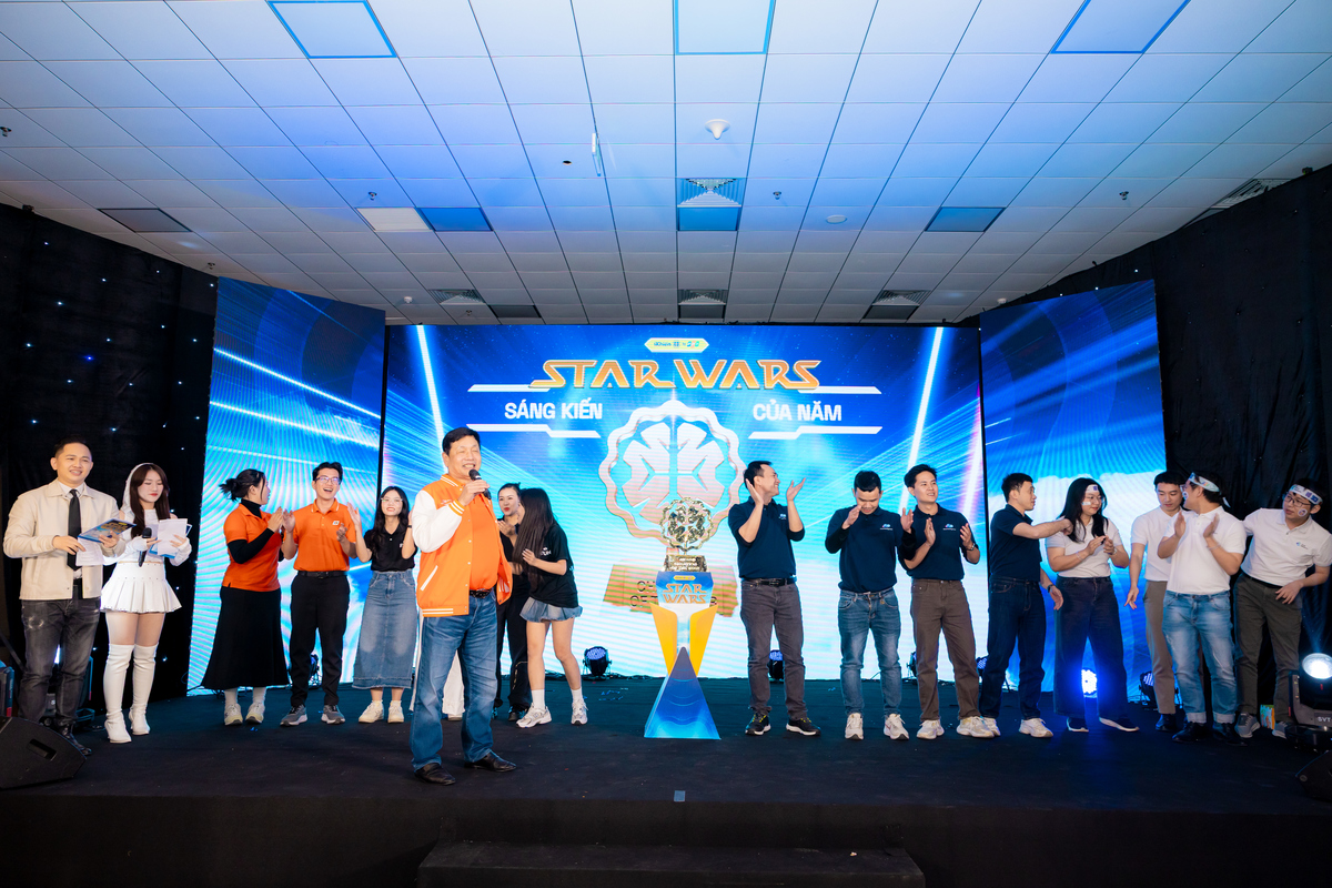 <p class="Normal"> Phần thi play-off ngay sau đó đã đẩy không khí Chung kết iKhiến 2025 lên cao trào. Dưới sự chủ trì của Chủ tịch Trương Gia Bình, cùng sự “tiếp sức” của Giám đốc Nhân sự FPT Chu Quang Huy, thử thách bất ngờ được đưa ra, yêu cầu các nhà Quán quân của 3 bảng phải gọi đúng tên những đơn vị mới thành lập của Tập đoàn và các đơn vị thành viên. Câu hỏi tưởng chừng đơn giản nhưng đủ khiến cả khán phòng nín thở, bởi đó không chỉ là bài kiểm tra trí nhớ, mà còn là thước đo sự am hiểu và gắn bó với toàn bộ hệ sinh thái FPT.</p>