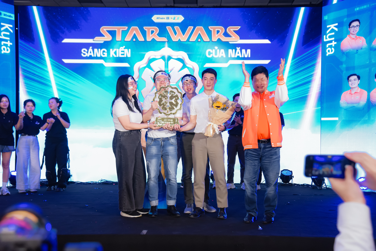 <p class="Normal"> Với hai câu trả lời chính xác, đại diện FPT IS - sáng kiến Kyta Platform đã vượt lên trong khoảnh khắc quyết định, chính thức trở thành Vô địch của năm và nâng cao chiếc cúp luân lưu iKhiến danh giá, khép lại hành trình chinh phục đầy thuyết phục.</p>