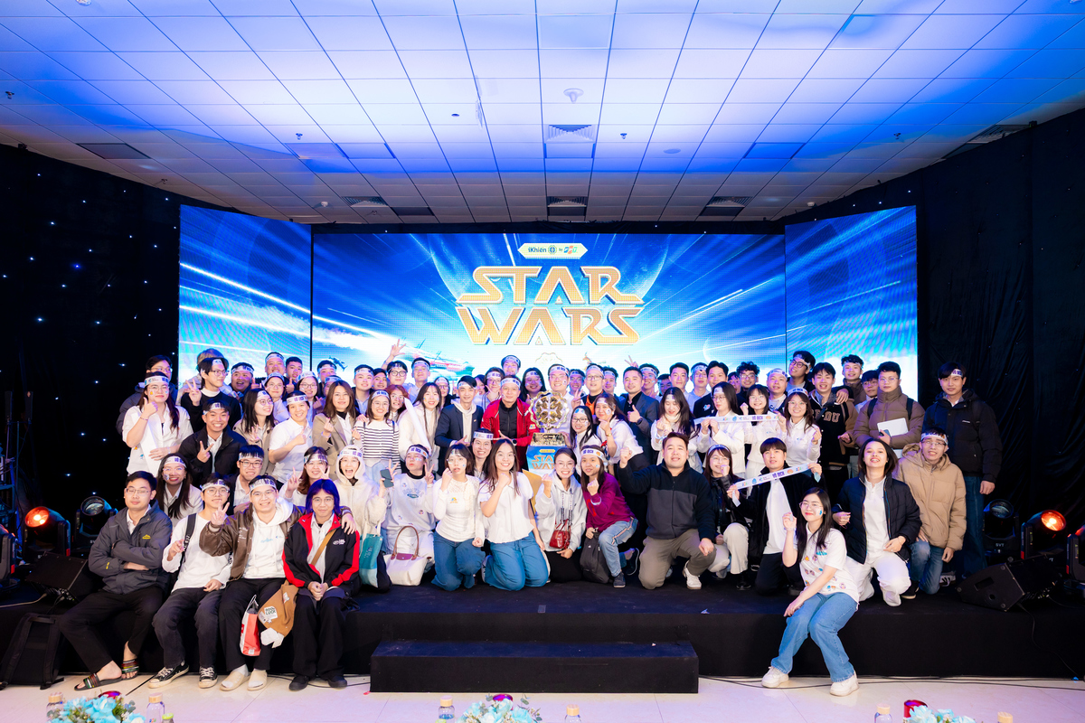 <p class="Normal"> Chia sẻ ngay sau khi đăng quang, Lê Trung Hiếu - đại diện team Kyta Platform &lpar;FPT IS&rpar; khẳng định, sản phẩm sẽ sớm “Go Global” để mang ngoại tệ về cho FPT. Hiếu cũng tin rằng, độ tuổi trung bình của các nhà vô địch iKhiến sẽ ngày cảng trẻ, thể hiện sự tiếp nối của thế hệ kế cận nhà F.</p>