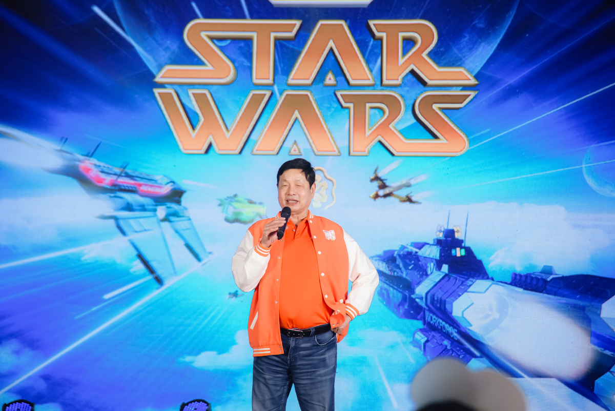 <p class="Normal"> Phát biểu mở đầu một trong những sự kiện được mong chờ nhất năm, Chủ tịch FPT Trương Gia Bình khẳng định: “Tinh thần iKhiến có vẻ như sôi nổi nhất trong tất cả các tinh thần mà FPT có. Xin chúc mừng các bạn iKhiến. Tôi rất từ hào vì các bạn. Và tôi nghĩ, các lãnh đạo tập đoàn khác đang mong mà không được như chúng ta”.</p>