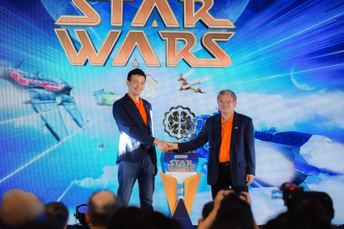 <p class="Normal"> Anh Bùi Quang Ngọc trao tặng cho Trưởng BTC iKhiến 2025 - Giám đốc Công nghệ FPT Vũ Anh Tú chiếc cúp luân lưu iKhiến. Đây là chiếc cúp đặc biệt, biểu tượng mới của khát vọng sáng tạo của người FPT. Cúp cao 50 cm, trọng lượng khoảng 12-15 kg, được mạ vàng 24k. Phần đế cúp được thiết kế để khắc tên các nhà vô địch qua từng mùa iKhiến, đồng thời có khả năng mở rộng linh hoạt cho những năm tiếp theo.</p>