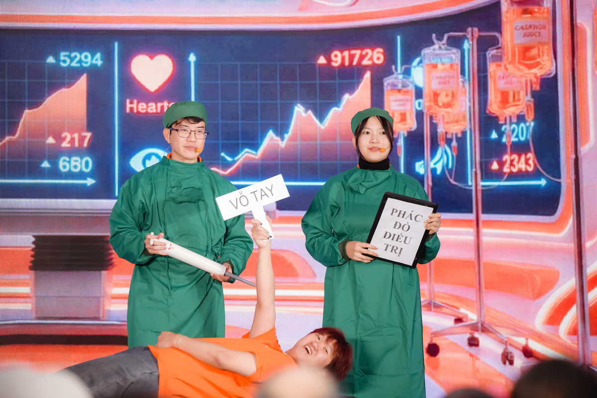 <p class="Normal"> Sáng kiến “Tạo lập content từ cộng đồng” đến từ nhà Giáo dục FPT mở màn cho cuộc tranh tài chiều 22/1. Lần đầu tiên xuất hiện tại vòng Chung kết iKhiến, thể lệ thi đấu của bảng Văn hoá được thiết kế rất thú vị. Ngoài phần trình bày sáng kiến, tác giả sáng kiến còn tương tác trực tiếp với giám khảo hoặc khán giả để thể hiện sức lan tỏa và tính truyền cảm hứng.</p>