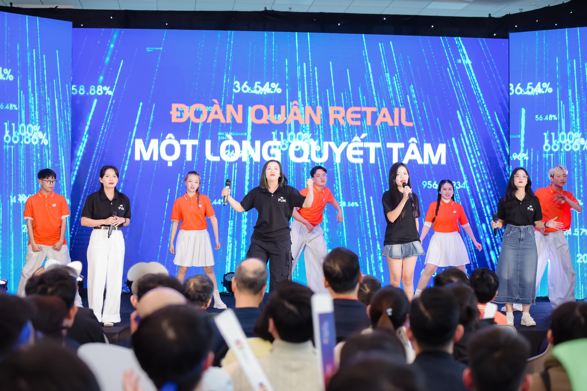 <p class="Normal"> Sáng kiến “FPT iReview” của nhà Bán lẻ xuất hiện với đội ngũ hùng hậu trên sân khấu. Sáng kiến gây ấn tượng từ các vòng ngoài nhờ việc đóng góp tích cực vào hoạt động kinh doanh của đơn vị.</p>