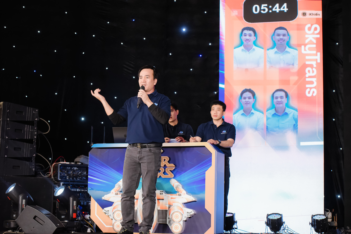 <p class="Normal"> Sáng kiến “SkyTrans” thuộc nhà Phần mềm bước vào vòng đấu cuối cùng của iKhiến 2025 với tâm thế thoải mái. Đại diện đội thi, anh Nguyễn Đăng Khoa tự tin chia sẻ những điểm mạnh của sáng kiến trước Ban Giám khảo.</p>