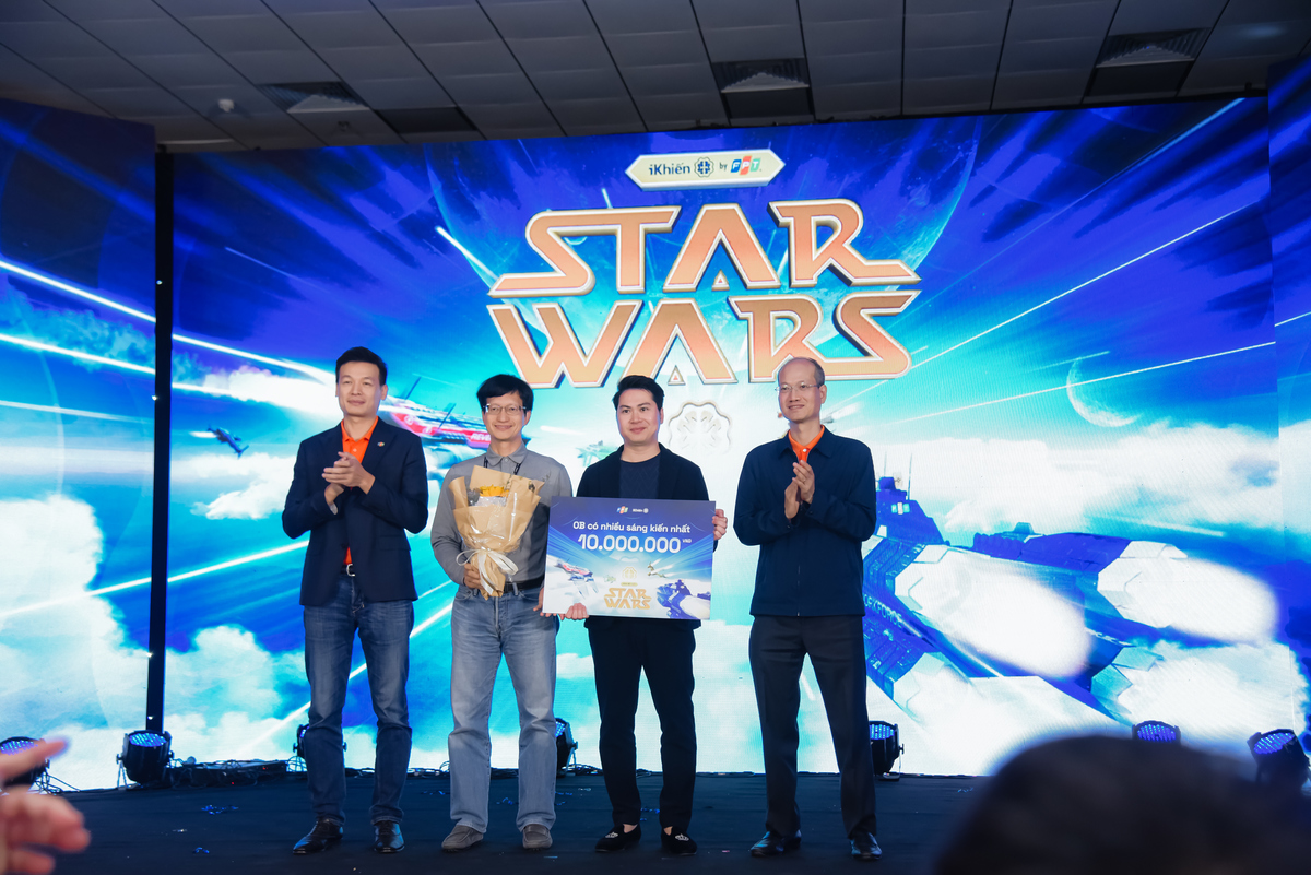 <p> Ban lãnh đạo Tập đoàn trao giải xịn sò nhất trị giá 10 triệu đồng cho anh Hà Thanh Tùng &lpar;FPT Nhật Bản&rpar; - <span>Đơn vị có nhiều sáng kiến nhất khối đơn vị nước ngoài &lpar;OB&rpar;.</span></p> <p class="Normal"> <span><span>Với 14 sáng kiến, trong đó 4 sáng kiến lọt vào iKhiến FPT 2025, FPT Jpan là thị trường nước ngoài &lpar;OB&rpar; dẫn đầu về đổi mới sáng tạo trong Tập đoàn. Ở hạng mục cá nhân, anh Hà Thanh Tùng nhận giải Cá nhân có nhiều sáng kiến nhất, ghi nhận đóng góp bền bỉ trong năm qua. Tổng hai giải thưởng là 20 triệu đồng!</span></span></p>