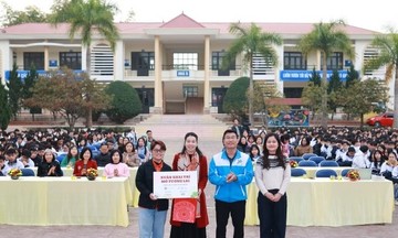 FPT trao tặng bộ học liệu AI cho hơn 2.100 học sinh tỉnh Điện Biên