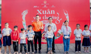 Trường ĐH FPT mang ‘Xuân Yêu Thương’ đến trò nghèo và người già neo đơn