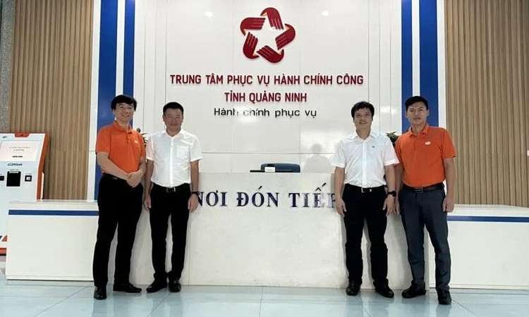 2 đại diện FPT IS được Chủ tịch tỉnh Quảng Ninh tặng bằng khen