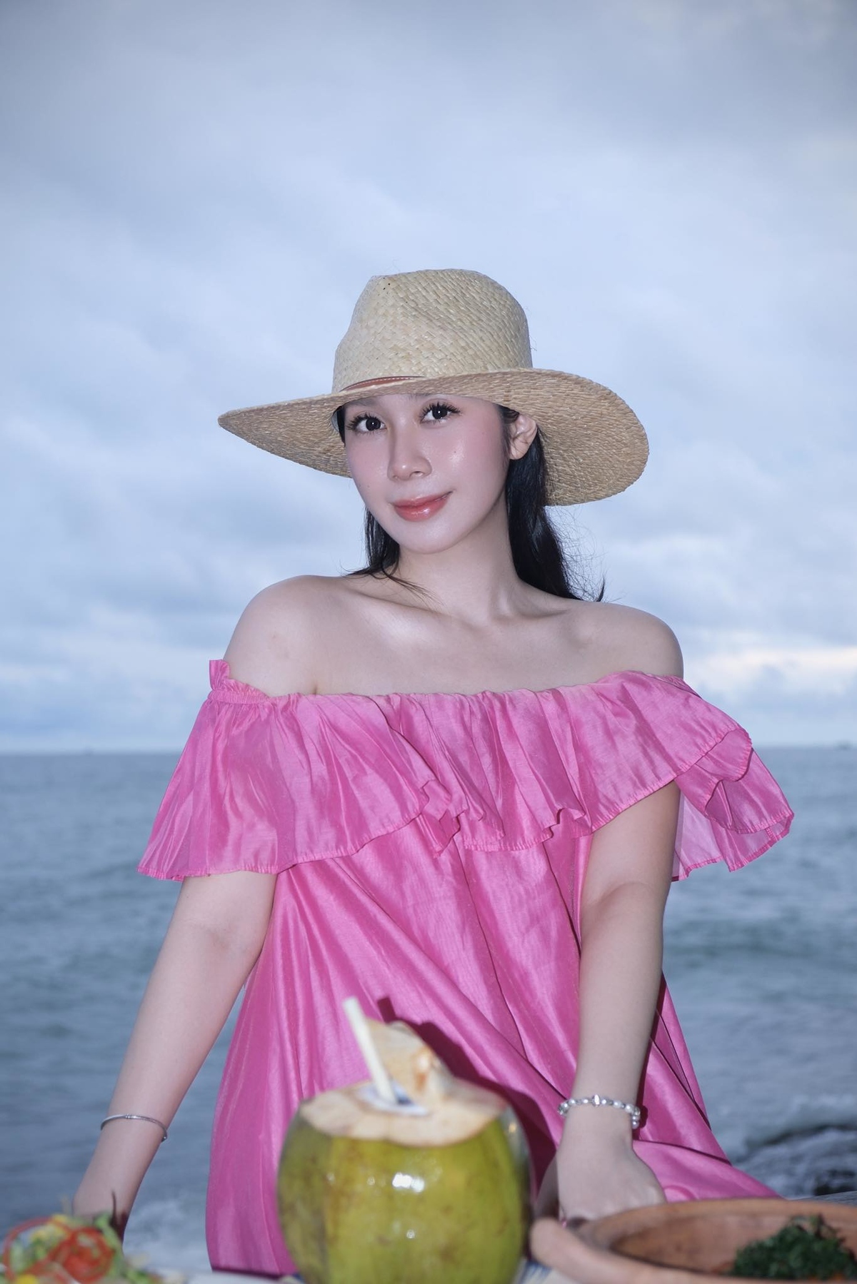 <p class="Normal" style="text-align:justify;"> Kỷ niệm đầu tiên và sâu sắc nhất với Hà Vy là thời điểm còn là thực tập sinh tại FPT Telecom, tham gia Hành trình kết nối - chuyến đi xuyên Việt giúp cô “va” vào công việc, cảm nhận rõ tinh thần FPT ở khắp mọi nơi.</p>