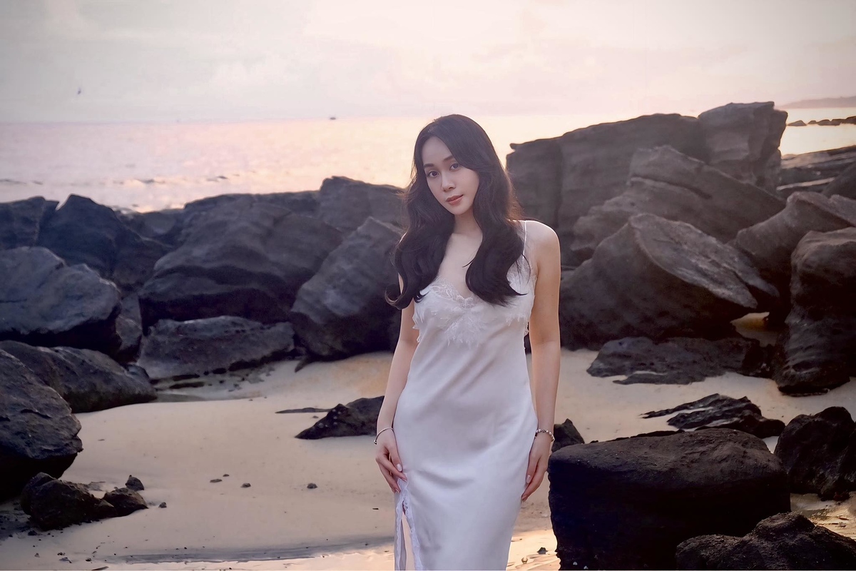 <p class="Normal" style="text-align:justify;"> Gia nhập FPT từ năm 2018, Đặng Hà Vy - Ban Truyền thông FPT, đến với công việc truyền thông bằng một chữ “duyên”. Từ sự tò mò ban đầu, cô dần bị cuốn vào hành trình lắng nghe, kết nối và kể những câu chuyện có ý nghĩa - để rồi gắn bó lúc nào không hay.</p>