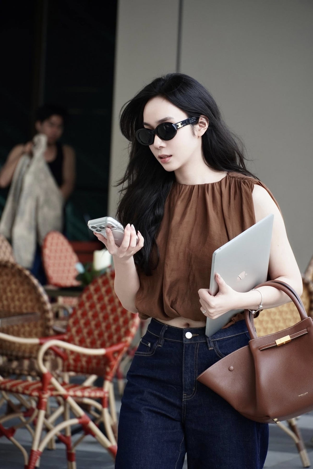 <p class="Normal" style="text-align:justify;"> Với Hà Vy, một ngày làm việc lý tưởng là được làm việc cùng những người giỏi, trao đổi thẳng thắn, cùng nhau giải quyết vấn đề hiệu quả - xen giữa là những bữa trưa rôm rả và vài câu chuyện “gossip” rất đời công sở.</p>