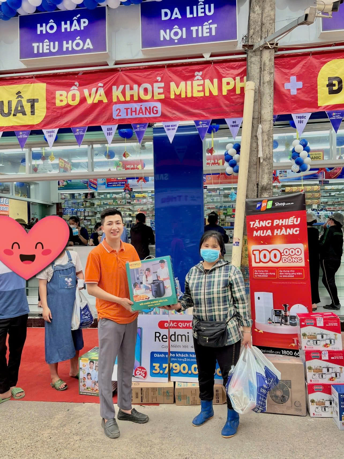 <p class="Normal" style="text-align:justify;"> Là cán bộ tại "tuyến đầu" của Bán lẻ FPT, anh Phạm Văn Nam, Trưởng quản lý cửa hàng FPT Shop 325 An Dương Vương - Thanh Hoá, định nghĩa công việc của mình bằng cụm từ “bám shop”, nơi anh và đồng đội trực tiếp xử lý mọi tình huống để mang lại trải nghiệm tốt nhất cho khách hàng.</p>