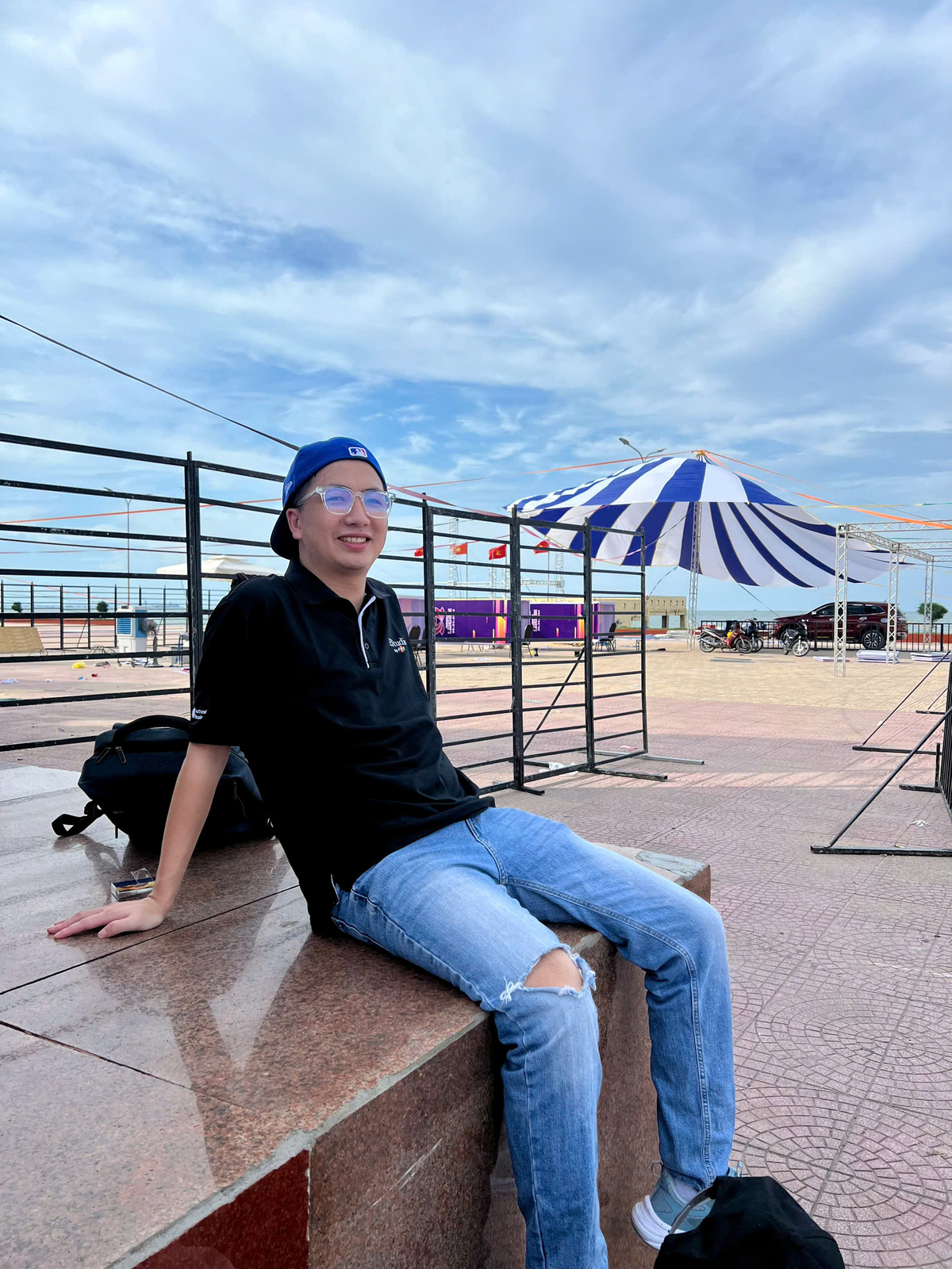 <p> <span>Để tái tạo năng lượng sau những ca trực xoay vòng, anh thường dành cho mình những khoảng lặng ngắn như đi bộ hay tập thể dục nhẹ, giúp đầu óc thực sự được “xả” căng thẳng.</span></p>