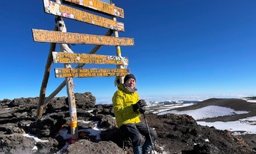 Chủ tịch U70 của Trường Đại học FPT chinh phục nóc nhà châu Phi hơn 5.800m