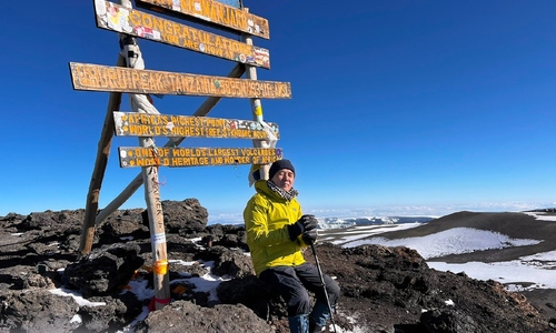 Chủ tịch U70 của Trường Đại học FPT chinh phục nóc nhà châu Phi hơn 5.800m