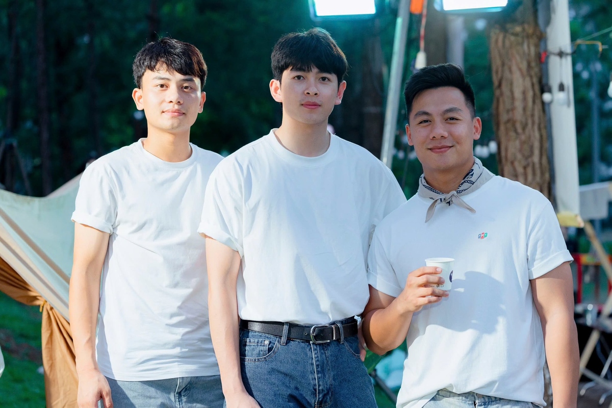 <p class="Normal" style="text-align:justify;"> Không chỉ giỏi chuyên môn Vovinam và Taekwondo, thầy Phạm Đức <span>Chính &lpar;giữa&rpar; còn được ví là "nhạc trưởng thể thao" khi chơi tốt hàng loạt bộ môn khác nhau, từ bóng đá, bóng chuyền, bóng rổ, bơi lội cho đến trào lưu mới như pickleball.</span></p>