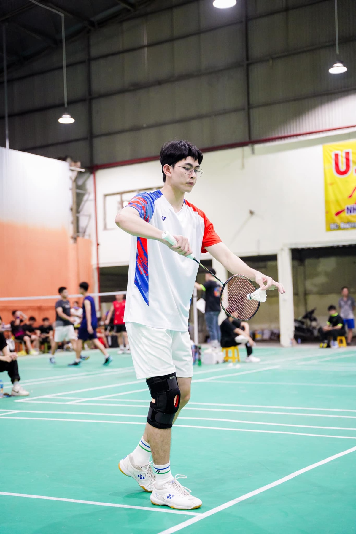 <p class="Normal" style="text-align:justify;"> Với tinh thần máu lửa, thầy Chính là gương mặt quen thuộc tại hầu hết các giải đấu phong trào của FPT Education và Tập đoàn. Dù là giải bóng đá FPT C1, pickleball hay cầu lông, thầy luôn tham gia với tinh thần thi đấu hết mình.</p>