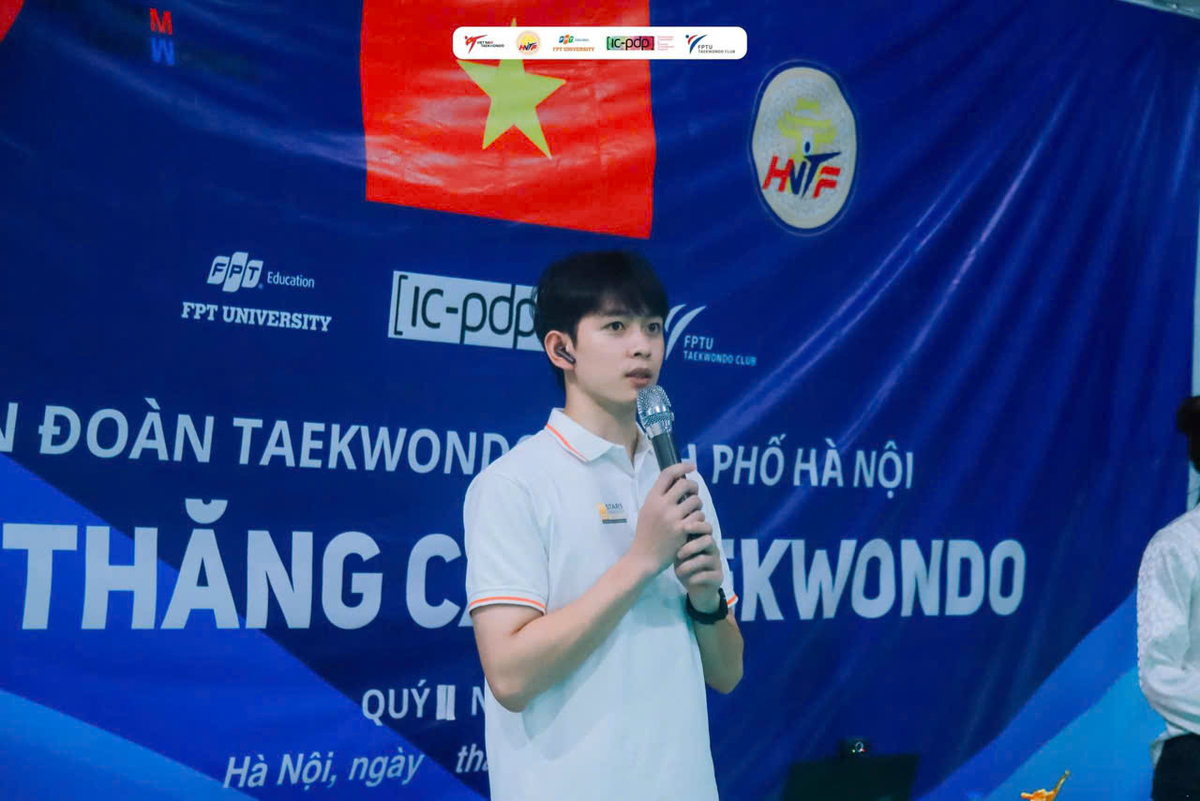 <p class="Normal" style="text-align:justify;"> Trong "bộ sưu tập" kỹ năng đa dạng ấy, cầu lông chính là môn thể thao mà nam giảng viên tự tin nhất. Dù chỉ "chơi cho vui", đây là bộ môn thầy dành nhiều tâm huyết và duy trì tập luyện thường xuyên.</p>