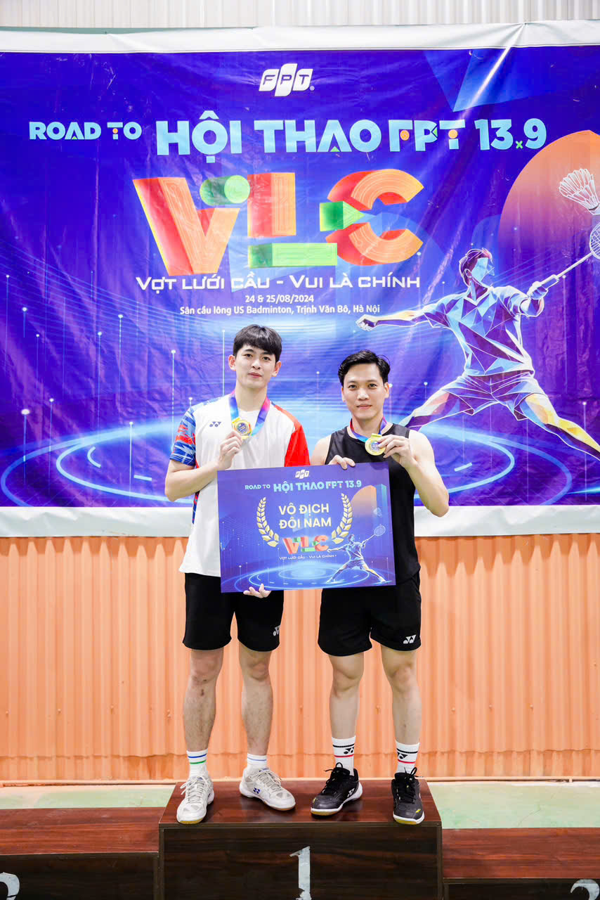 <p class="Normal" style="text-align:justify;"> Dấu ấn đáng nhớ trong sự nghiệp thể thao phong trào của thầy là chức Vô địch đôi nam cầu lông Tập đoàn FPT 2024 - chiến thắng nghẹt thở sau những màn rượt đuổi tỷ số kịch tính trước các đối thủ mạnh.</p>
