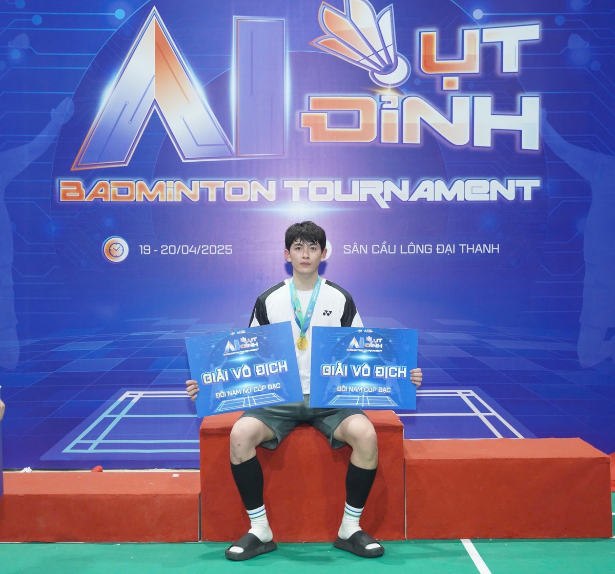 <p class="Normal" style="text-align:justify;"> Năm 2025 tiếp tục đánh dấu phong độ đỉnh cao khi thầy Chính lập "cú đúp" huy chương Vàng: vừa bảo vệ thành công ngôi vương đôi nam, vừa lội ngược dòng ngoạn mục để vô địch nội dung đôi nam nữ.</p>