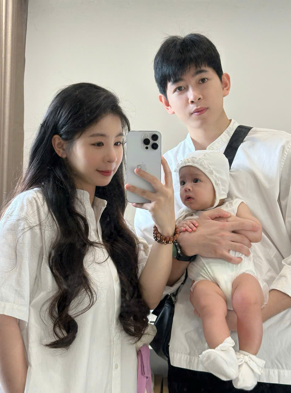 <p class="Normal" style="text-align:justify;"> Rời công sở, thầy trở về đúng nghĩa là một "ông bố bỉm sữa". Buổi chiều là khoảng thời gian quý giá thầy dành trọn vẹn cho việc đón con và cùng bé thực hiện các bài vận động nhẹ nhàng dưới sân nhà.</p>