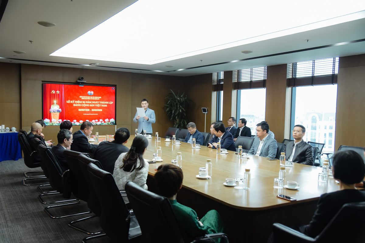 <p class="Normal"> Mở đầu buổi lễ là Lễ chào cờ trang nghiêm. Tiếp đó, anh Đinh Vũ Hải Ninh, Ủy viên Thường vụ Đảng Ủy FPT đã thay mặt thay mặt cho Đảng ủy công ty đọc bài tuyên truyền kỷ niệm 96 năm ngày thành lập Đảng Cộng sản Việt Nam.</p>