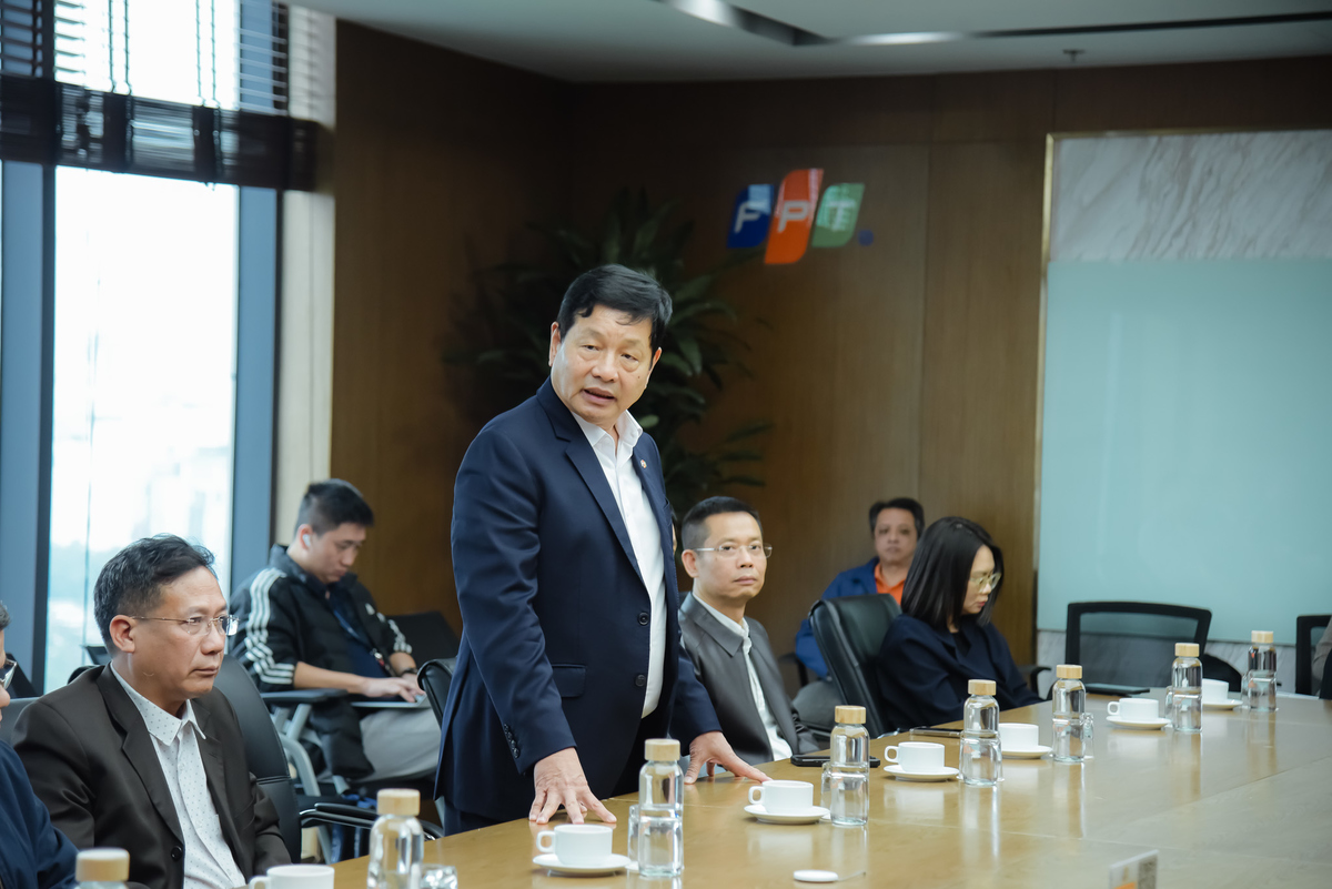 <p class="Normal"> Tiếp đó, đồng chí Trương Gia Bình - Bí thư Đảng ủy, Chủ tịch HĐQT đã có những chia sẻ xúc động nhân dịp kỷ niệm 96 năm thành lập Đảng Cộng sản Việt Nam và công bố chương trình hành động hưởng ứng Nghị quyết Đại hội Đảng lần thứ XIV.<br /> <br /> Mở đầu bài phát biểu bằng bài thơ Ba mươi năm đời ta có Đảng của nhà thơ Tố Hữu, đồng chí Trương Gia Bình khẳng định: "FPT là 'đứa con' đáng biểu dương của Đảng". FPT không chỉ tham dự, góp ý vào các nghị quyết quan trọng mà còn là đơn vị tích cực thực thi những nghị quyết ấy. <br />  </p> <p class="Normal"> Nhiệm vụ của FPT trong thời gian tới cần khẳng định vai trò tiên phong, xứng đáng với kỳ vọng của Đảng. Trong 5 năm tới, bên cạnh mục tiêu tập trung làm chủ các công nghệ lõi, FPT phải trở thành điểm đến thu hút nhân tài toàn cầu, góp phần vào việc xây dựng và phát triển đất nước.</p>