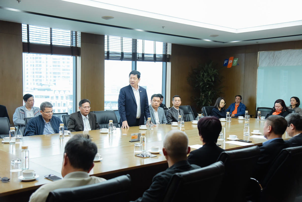 <p> Đây cũng là dịp hiếm hoi đồng chí Trương Gia Bình chia sẻ những câu chuyện đáng quý về hai người cộng sự đặc biệt đã đi cùng FPT từ thuở "hàn vi": Đồng chí Lê Quang Tiến và đồng chí Trương Quý Hải. Đây cũng là hai đảng viên tiêu biểu được nhận huy hiệu Đảng vào đúng ngày thành lập Đảng 3/2.</p>