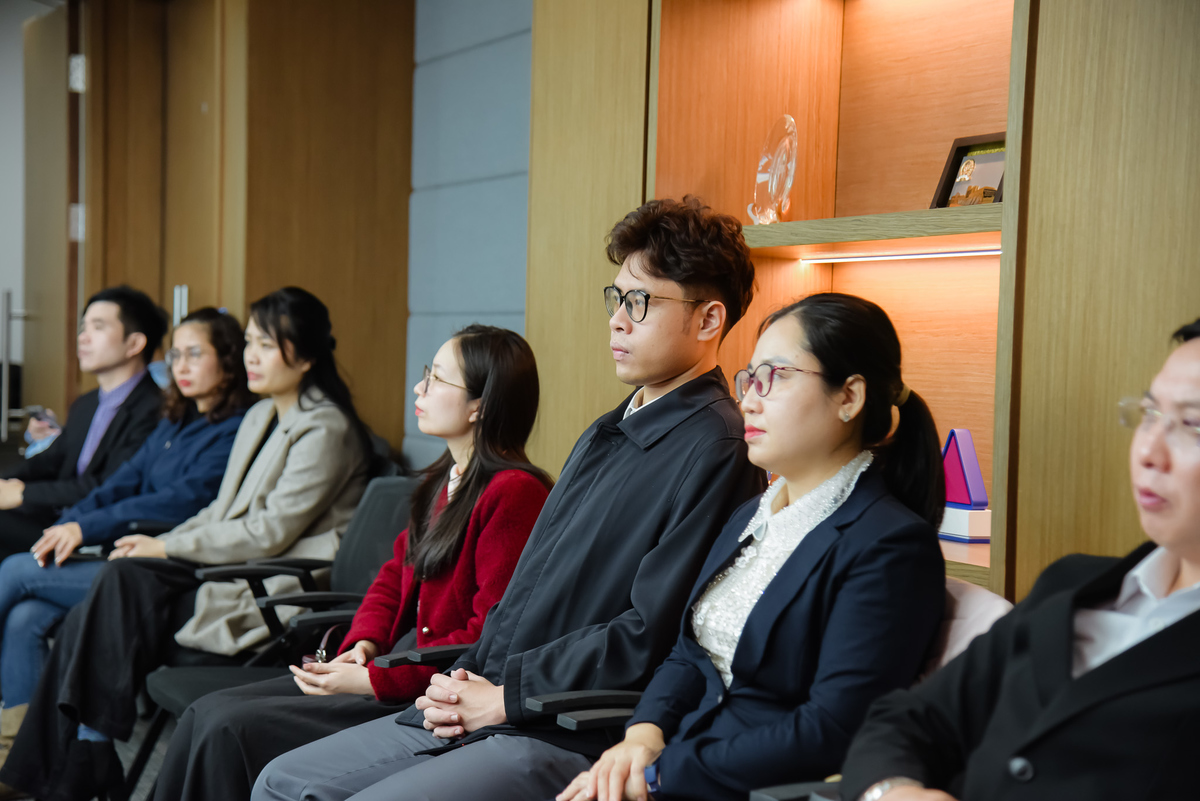 <p class="Normal"> Sau đó, các đại biểu đã xem clip tổng kết quá trình công tác trong 5 năm của Đảng bộ công ty cổ phần FPT từ năm 2020 - 2025. <span>Thước phim nhìn lại chặng đường 5 năm với nhiều dấu ấn nổi bật trong hoạt động sản xuất và kinh doanh, cho thấy những đóng góp thiết thực của Đảng bộ FPT trong công tác xây dựng Đảng và sự phát triển chung của Tập đoàn.</span></p>