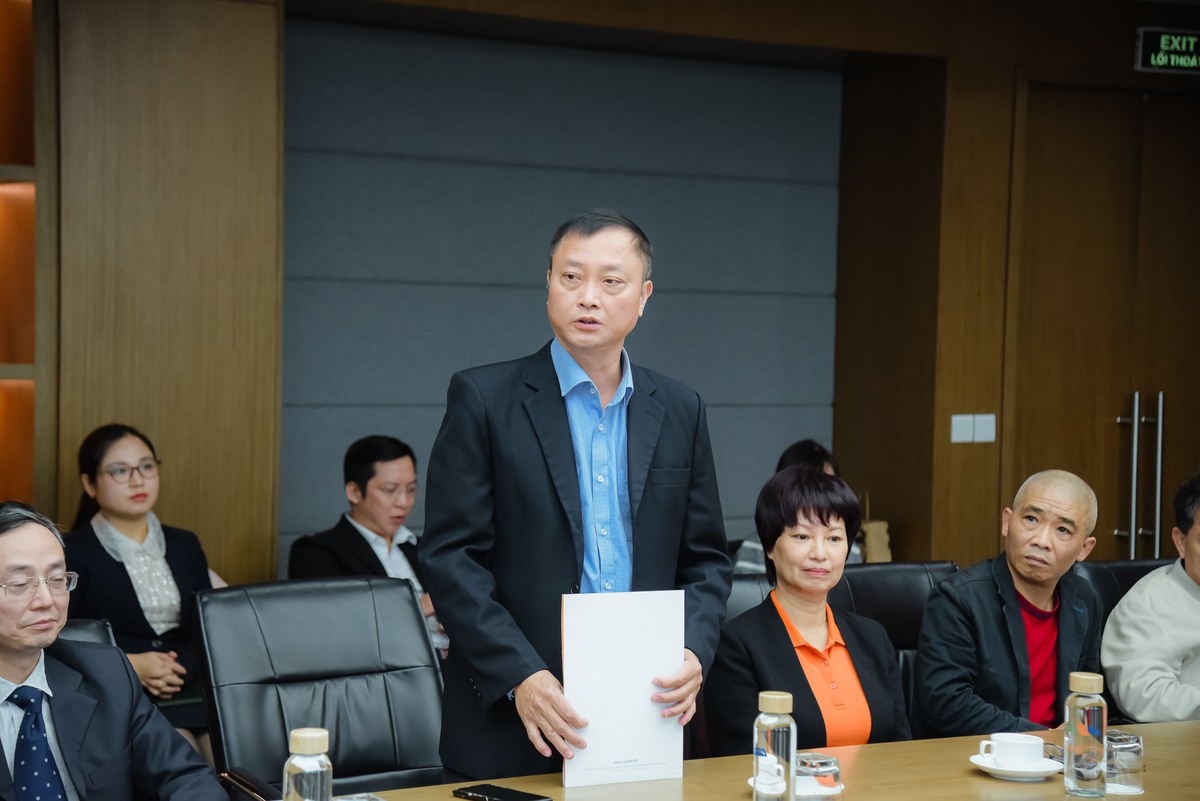 <p> Tiếp nối phần chia sẻ của đồng chí Trương Gia Bình, đồng chí Trần Đức Trung đã thay mặt Đảng ủy bộ Khoa học công nghệ <span>chủ trì buổi lễ trao huy hiệu 40 năm tuổi Đảng cho đồng chí Lê Quang Tiến & và 30 năm tuổi Đảng cho đồng chí Trương Quý Hải.</span></p>