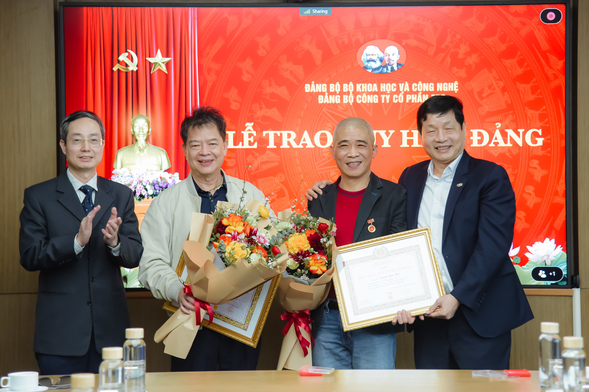 <p class="Normal"> Tại buổi lễ, Đảng ủy FPT đã trao tặng huy hiệu 40 năm tuổi Đảng cho đồng chí Lê Quang Tiến và huy hiệu 30 năm tuổi Đảng cho đồng chí Trương Quý Hải. Đây là phần thưởng cao quý của Đảng, thể hiện sự trân trọng đối với những đóng góp không ngừng nghỉ của 2 đồng chí trong sự nghiệp xây dựng Đảng cũng như trong quá trình phát triển của Tập đoàn.</p>