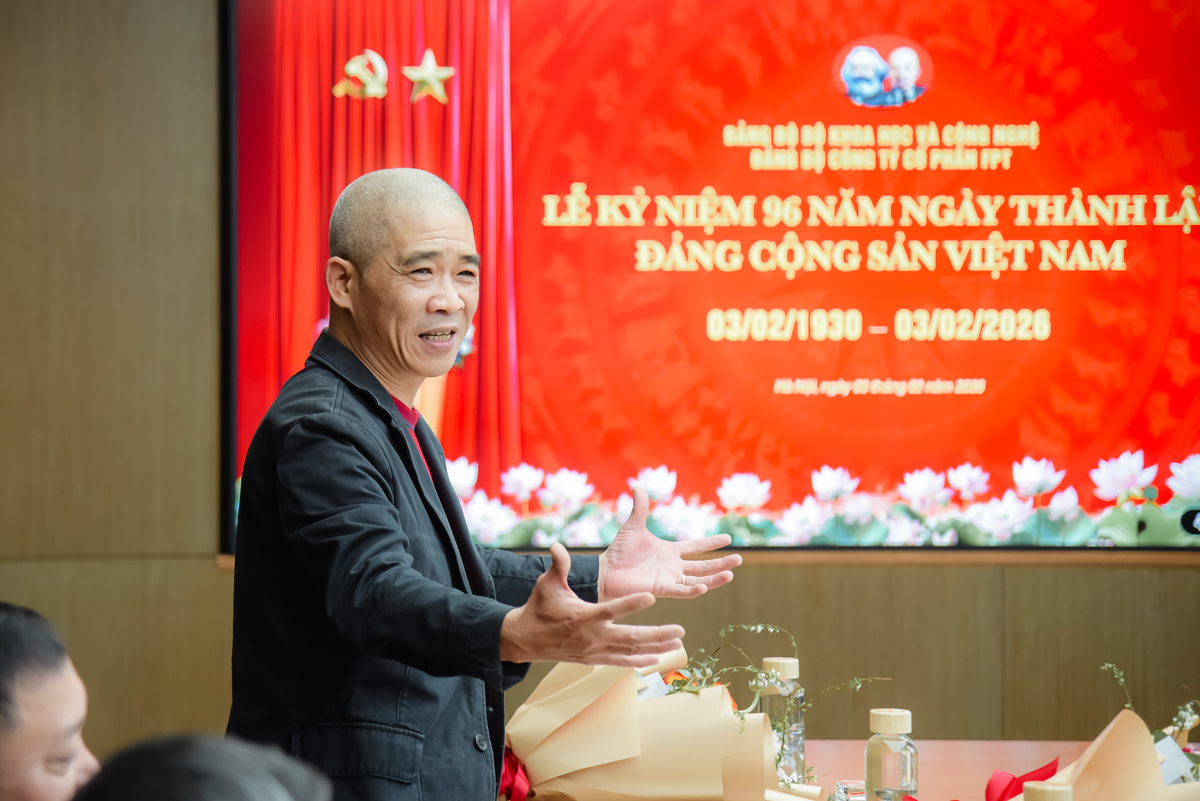 <p> Phát biểu tại buổi lễ, đồng chí Trương Quý Hải thừa nhận đây là lần đầu tiên rơi nước mắt trong một buổi sinh hoạt Đảng. Anh xúc động nhớ lại cái duyên đến với Đảng cũng qua một bài hát. Đứng trong hàng ngũ của Đảng, được gọi nhau bằng hai tiếng "đồng chí" là niềm tự hào lớn lao. Đồng chí Trương Quý Hải chia sẻ huy hiệu Đảng là sự ghi nhận rất quý giá và cũng là động lực để anh tiếp tục đóng góp bằng cả tâm huyết, góp phần nhỏ bé của mình vào khát vọng mong ước Việt Nam hùng cường, thịnh vượng, đóng góp vào sự tiến bộ của nhân loại.</p>