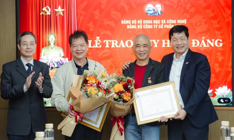 Hai đảng viên FPT vinh dự nhận huy hiệu đúng dịp 96 năm thành lập Đảng