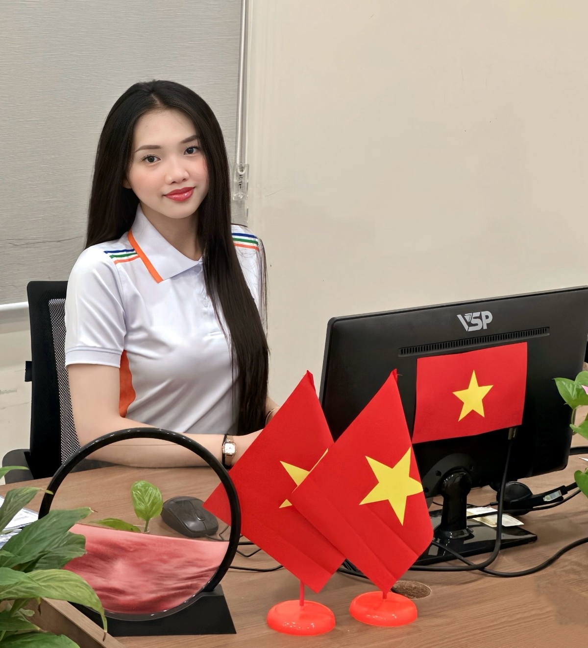 <p class="Normal" dir="ltr" style="text-align:justify;"> Công việc hằng ngày của Sương liên quan đến việc chăm sóc, hỗ trợ và phục vụ khách hàng. Sương trực tiếp tiếp nhận các yêu cầu, thắc mắc, phản hồi cũng như khiếu nại của khách hàng thông qua nhiều kênh khác nhau, từ đó tiến hành tư vấn, giải đáp và hướng dẫn khách hàng sử dụng dịch vụ một cách rõ ràng, dễ hiểu. Dù là tư vấn dịch vụ hay xử lý khiếu nại, Sương luôn chọn cách tiếp cận bằng sự chân thành và lịch sự. Sự hài lòng của khách hàng chính là thước đo cao nhất cho nỗ lực của mình mỗi ngày.</p>