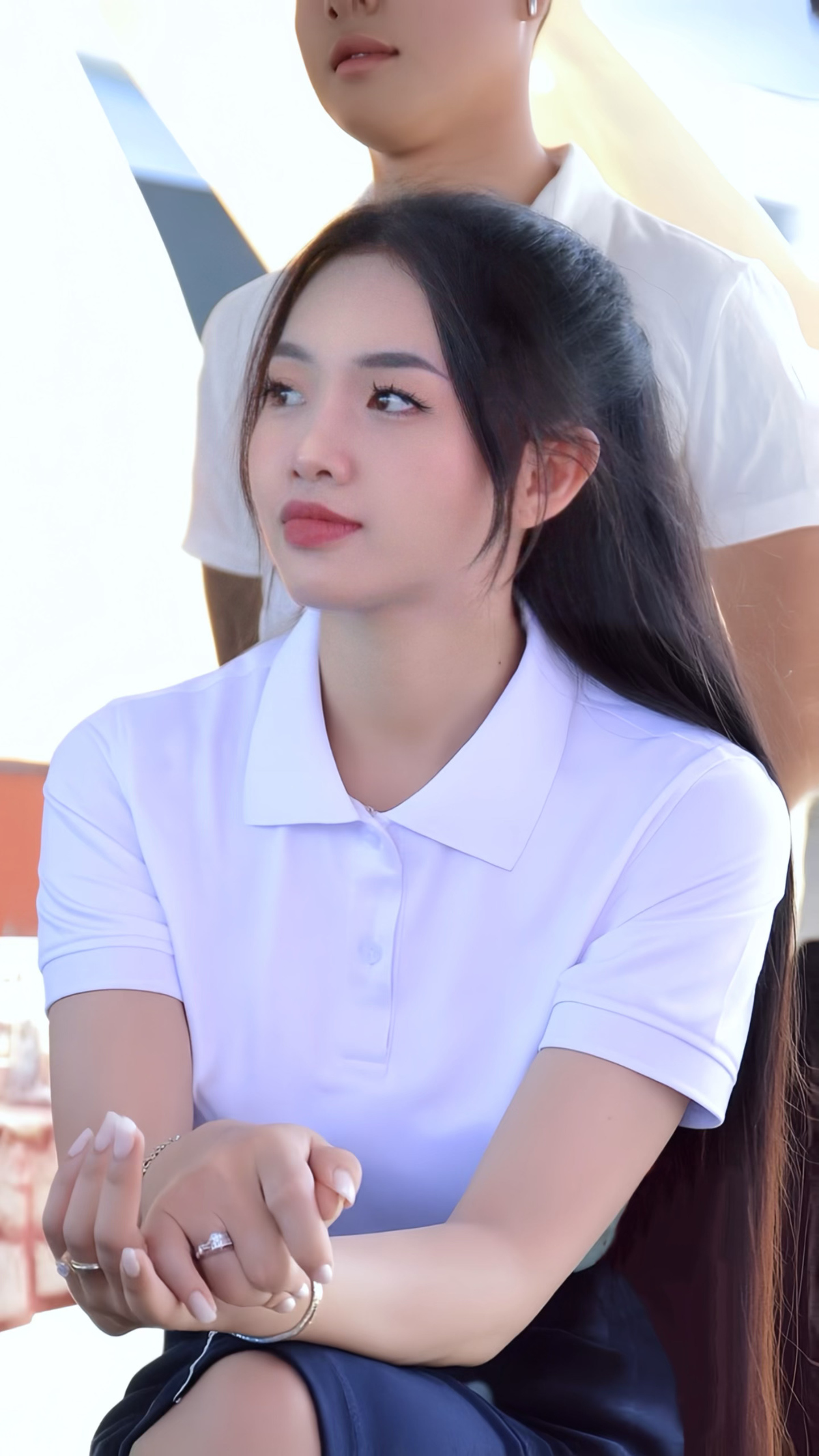 <p class="Normal" dir="ltr" style="text-align:justify;"> Trong hành trình làm việc tại FPT Telecom, kỷ niệm đáng nhớ nhất với Huỳnh Sương chính là những lần trực tiếp gỡ khó cho khách hàng trong các tình huống khẩn cấp. Dù đối mặt với sự cố hay những phản hồi chưa hài lòng, chị luôn bình tĩnh xử lý nhờ sự sát cánh của quản lý và đồng nghiệp. Khoảnh khắc nhận lại lời cảm ơn chân thành từ khách hàng giúp chị nhận ra giá trị thực sự của nghề dịch vụ, đồng thời thêm tự hào khi góp phần mang lại những trải nghiệm tốt nhất cho người dùng.</p>