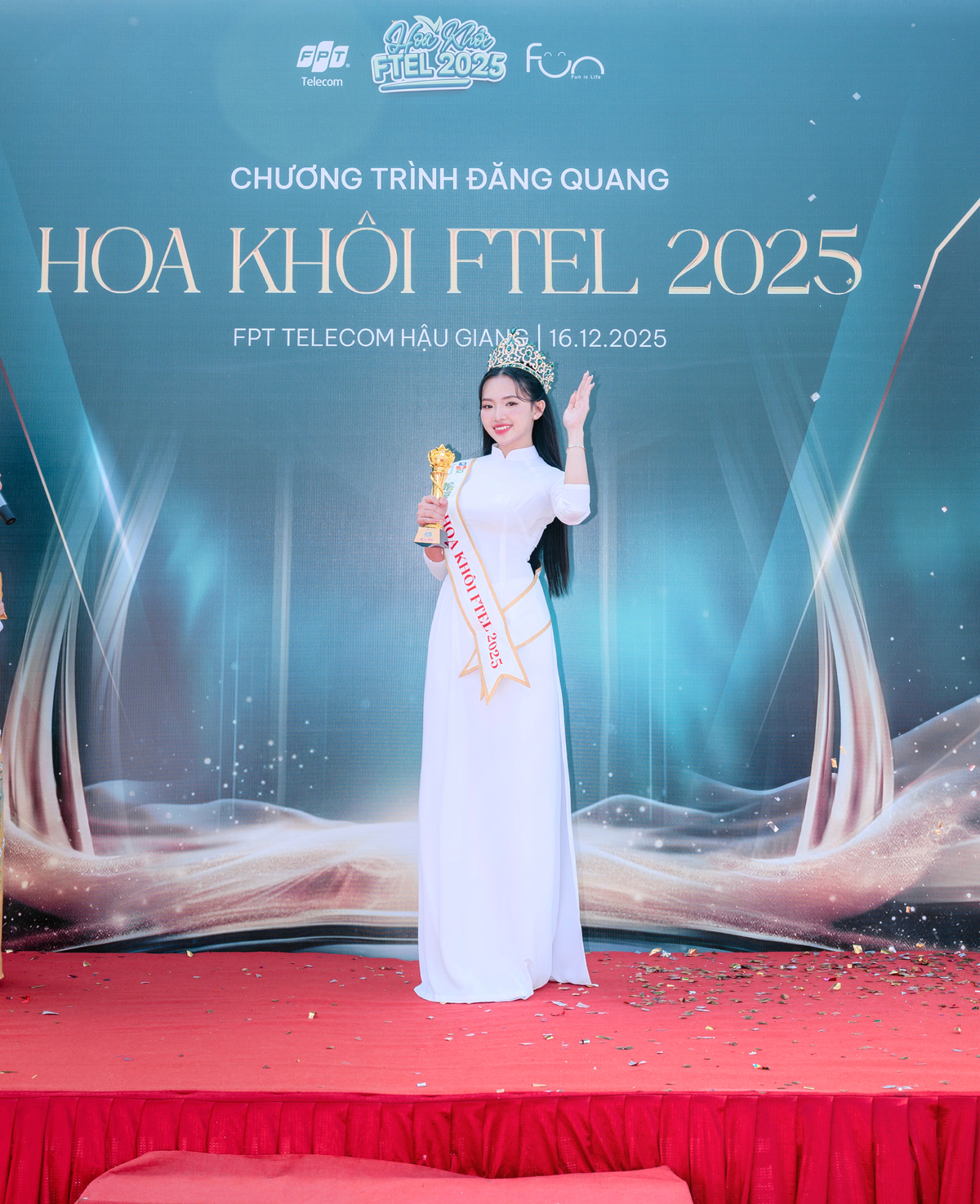 <p class="Normal" dir="ltr" style="text-align:justify;"> Năm 2025, Mai Huỳnh Sương xuất sắc đạt danh hiệu Hoa khôi FTEL. Điều này mang đến cho cô nhiều cơ hội mới và những trải nghiệm ý nghĩa. “Mình có thêm cơ hội được giao lưu, kết nối và làm việc với anh chị đồng nghiệp đến từ nhiều đơn vị, chi nhánh khác nhau, từ đó học hỏi thêm nhiều kinh nghiệm quý báu cả trong công việc lẫn kỹ năng giao tiếp. Mình cũng có cơ hội tham gia nhiều hoạt động, chương trình nội bộ và sự kiện của công ty, giúp rèn luyện sự tự tin, khả năng thể hiện bản thân và tinh thần trách nhiệm khi đại diện cho hình ảnh của Viễn thông FPT”, Huỳnh Sương chia sẻ.</p>