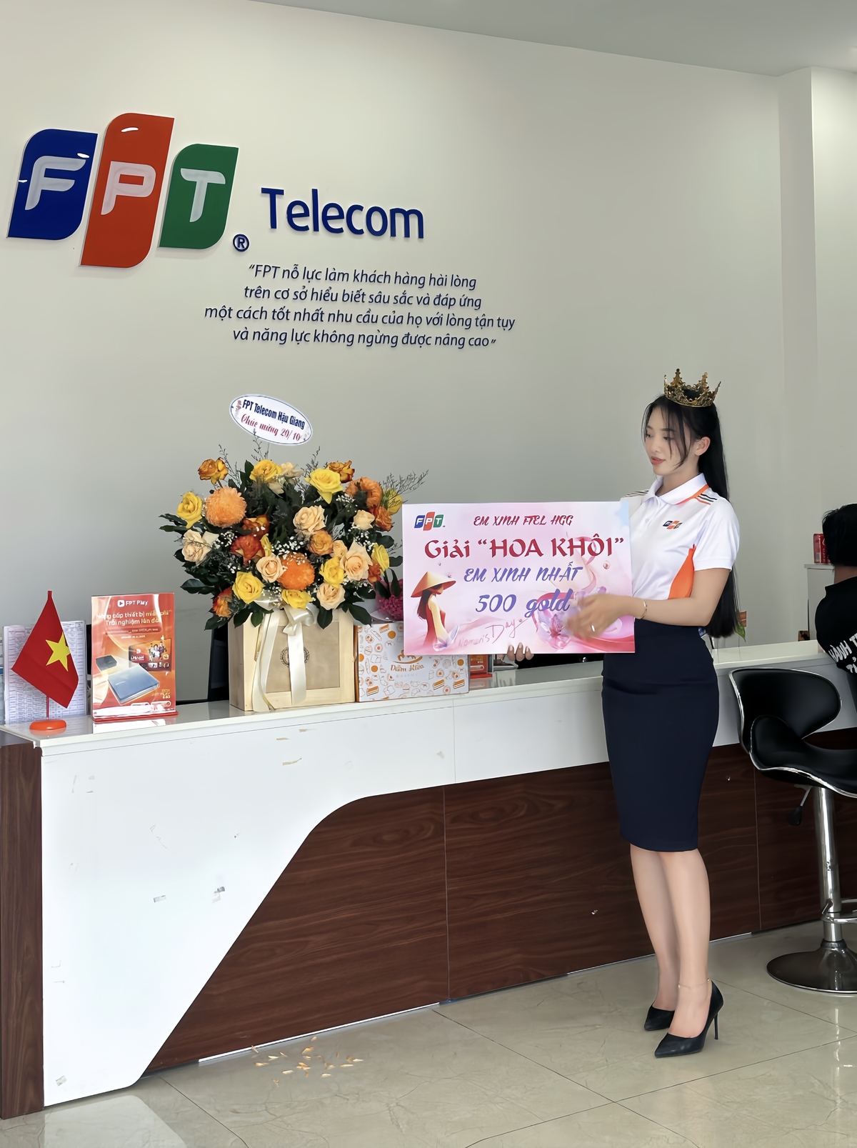 <p class="Normal" style="text-align:justify;"> Với cô, danh hiệu không chỉ là niềm tự hào mà còn là động lực để Sương không ngừng hoàn thiện bản thân. Cô nàng ý thức về trách nhiệm lan tỏa hình ảnh người nhà “Cáo” năng động, chuyên nghiệp và tích cực. Bằng việc cân bằng giữa phát triển cá nhân và hoàn thành tốt chuyên môn, Sương xem đây là cơ hội để trưởng thành hơn, từ đó đóng góp nhiều giá trị thiết thực cho tập thể trên chặng đường sắp tới.<br /> <br /> Ảnh: Ngoài danh hiệu Hoa khôi nhà "Cáo", năm 2025, Huỳnh Sương cũng đạt danh hiệu Hoa khôi của Chi nhánh Hậu Giang.</p>