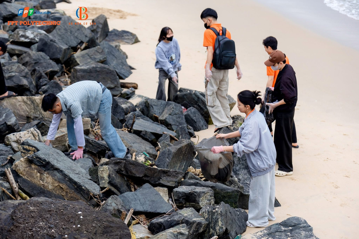 <p class="Normal"> Bao tay, kẹp rác, túi phân loại được phát đầy đủ. Sinh viên được hướng dẫn thao tác thu gom rác an toàn, đúng quy trình, nhằm hạn chế tối đa ảnh hưởng đến cảnh quan cũng như hệ sinh thái biển.</p>
