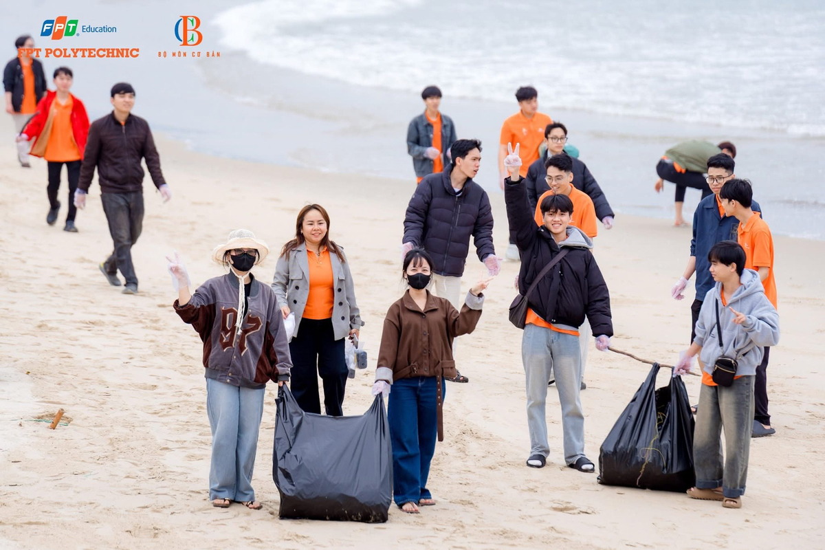 <p> Giữa tiếng sóng và không khí trong lành của buổi sáng, tinh thần nghiêm túc, chủ động của thầy trò mở ra một “lớp học ngoài trời” mang lại nhiều ý nghĩa.</p>