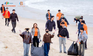 Thầy trò nhà FPT chung tay dọn sạch bãi biển